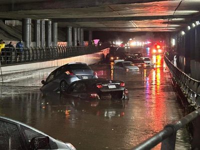 Tromba provoca inundaciones en bajo puentes de Periférico Norte, en Naucalpan (Videos)