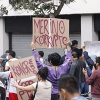 Fiscalía de Perú abre investigación contra Merino y Flores-Aráoz por la muerte de manifestantes