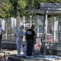 Vehículo embiste dos paradas en Francia; hay un muerto