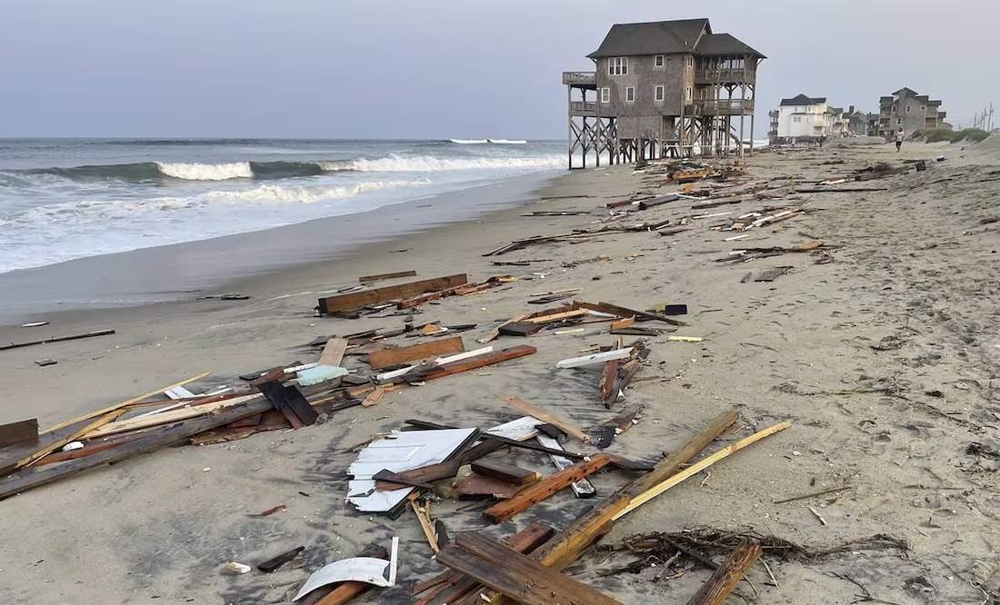 Escombros de una casa de playa desocupada que se derrumbó en el Océano Atlántico.