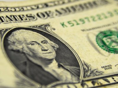 El dólar blue saltó este viernes y sacudió al mercado cambiario