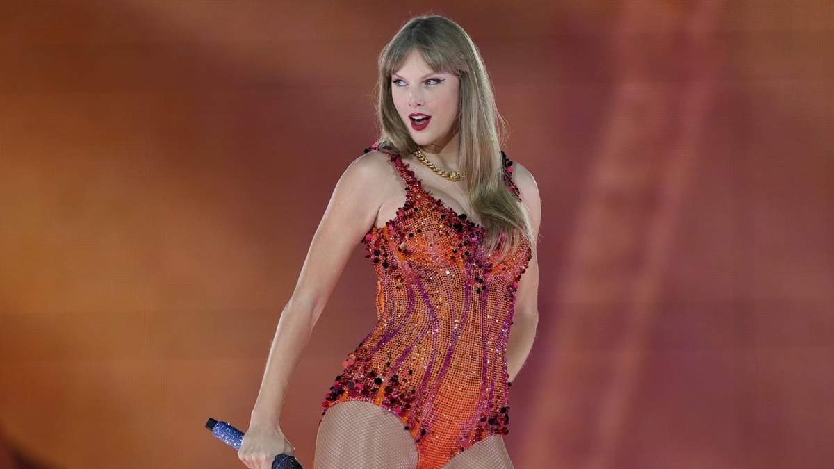 Taylor Swift actúa en la Arena Paris La Défense durante su concierto de la gira Eras Tour en París, el 9 de mayo de 2024