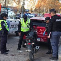 Accidente en Centenario: un motociclista impactó contra un auto frente al hospital Burd