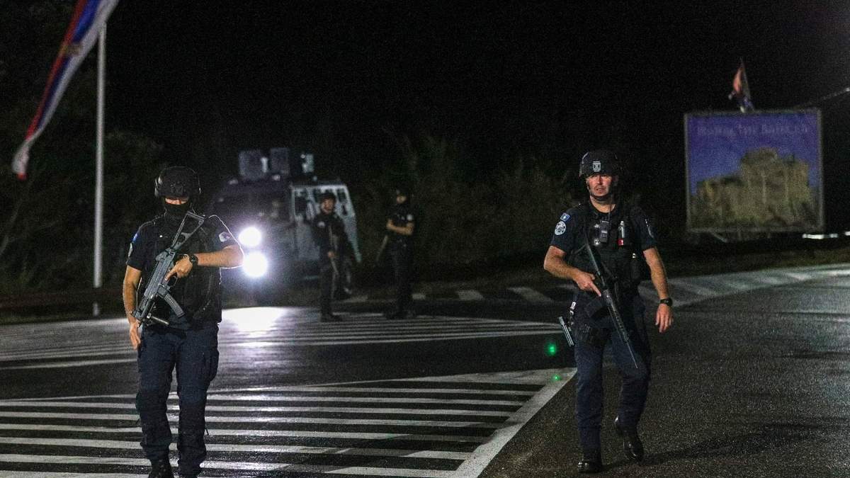 Agentes de Kosovo vigilan una carretera, cerca de su frontera con Serbia