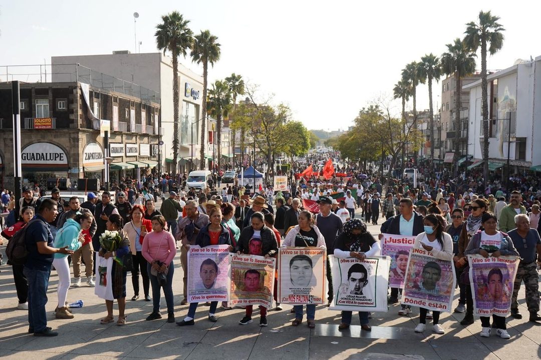 Padres de los 43 en la basílica de Guadalupe. Foto Eduardo Miranda