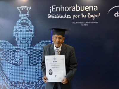 A los 86 años de edad, poblano se titula como ingeniero en la BUAP