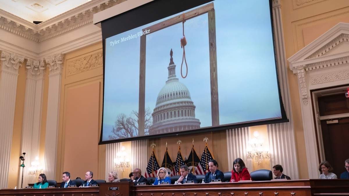 Una pantalla proyecta la imagen de una horca colocada por simpatizantes de Donald Trump frente al Capitolio el 6 de enero de 2021, mientras se celebra una audiencia de a comisión que investiga la insurrección de ese día