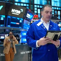 Petróleo cae por debajo de los 100 dólares tras repuntar por el anuncio de Trump de bloquear Ormuz