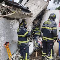 Revolvedora vuelca sobre un auto y un puesto de metal en Álvaro Obregón