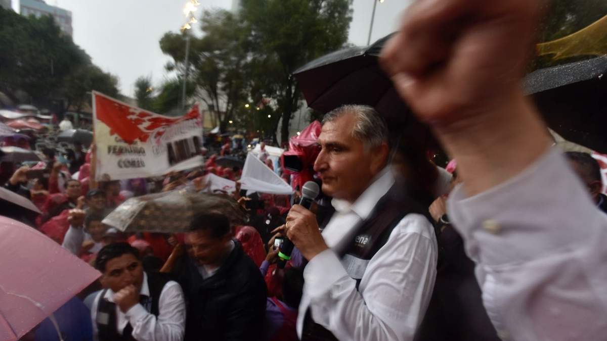 Adán Augusto López en asamblea informativa desde el Monumento a la Madre