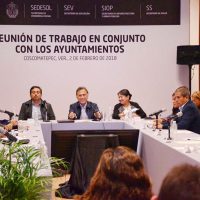 El gobierno de Yunes ahora reparte alimentos caducados y descompuestos a damnificados por lluvias