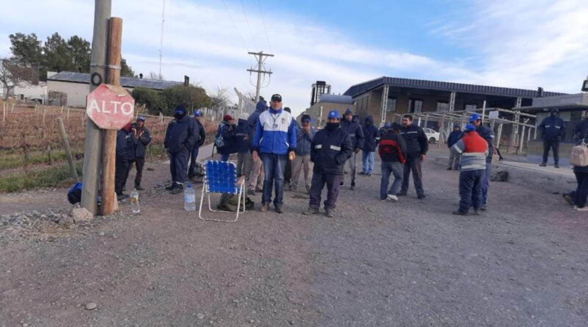Protesta de trabajadores de la bodega "Del Fin del mundo". Fuente: (El Chañar Digital)