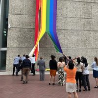 Sindicalistas destruyen bandera de la comunidad LGBTI+ en la sede del Infonavit