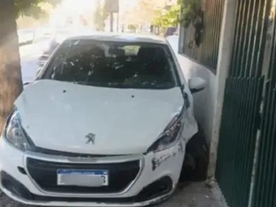 Insólito: pasado de copas, chocó el auto y lo dejó entre un árbol y una pared
