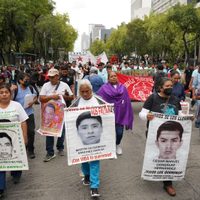 Padres de los 43 a AMLO: No existe “conspiración internacional” contra el Ejército
