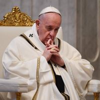 "Recen por mí": cientos de fieles se acercaron al Vatinaco y pidieron por la salud del Papa Francisco