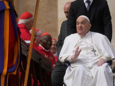 El Papa Francisco inicia la Semana Santa con un saludo en persona en la plaza de San Pedro