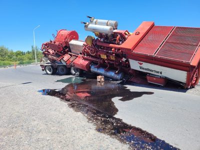Un pesado equipamiento petrolero se desprendió del camión y derramó combustible sobre la ruta