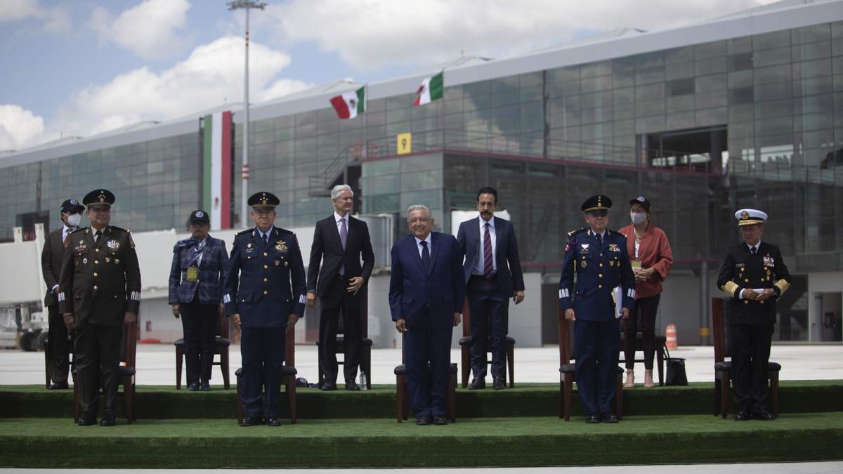 AMLO con los titulares de Sedena y Semar en el AIFA