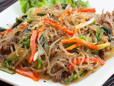 Japchae: los fideos coreanos con un ingrediente especial, ideal para sorprender a los comensales