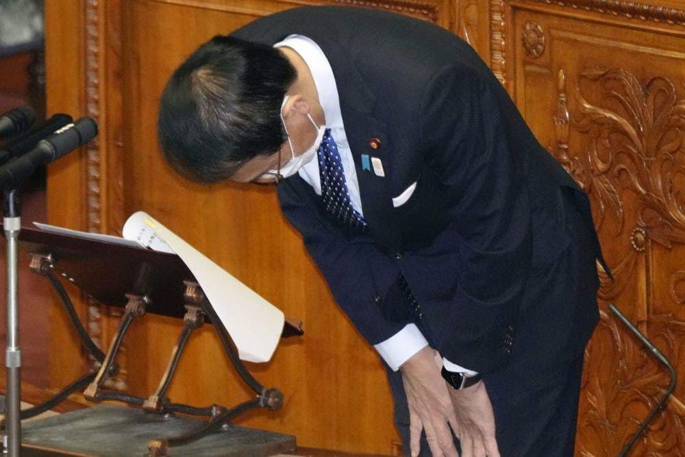 El ministro de Justicia japonés Yasuhiro Hanashi se inclina en una sesión parlamentaria en Tokio el 11 de noviembre de 2022