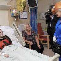 Isabel II visita a menores heridas por ataque en Manchester; fue 'terrible, muy malvado”, dijo