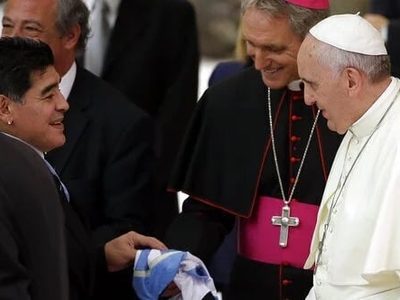 Futbolistas lamentan el fallecimiento del papa Francisco