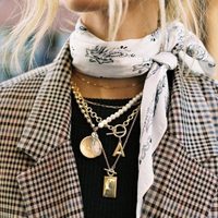 Cómo usar los accesorios de moda favoritos de muchas abuelas y que prometen pisar fuerte esta temporada