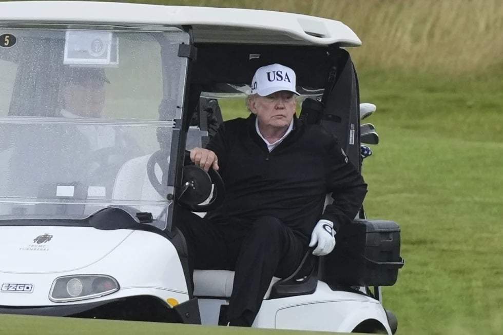El presidente Donald Trump conduce un carrito de golf en el campo de golf Trump Turnberry en Turnberry, Escocia, el sábado 26 de julio de 2025.