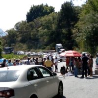 Alcalde de Chilpancingo entrega dádivas a reporteros mientras pobladores bloquean vía federal