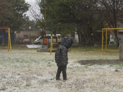 El alerta por nevadas seguirá durante el miércoles y la nieve llegará hasta Neuquén capital