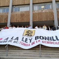 Perredistas "clausuran" sede del Congreso en BC por 'el atentando a la democracia”
