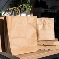 Con una bolsa de papel kraft podés hacer este objeto decorativo que transforma tu living sin gastar un peso