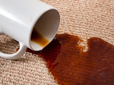 Más fácil de lo creías: eliminá las manchas de café de los sillones sin refregar y en el primer intento