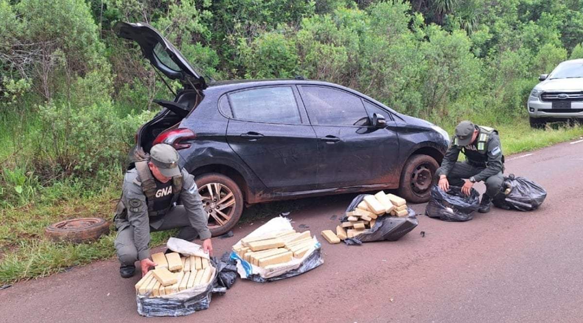 Encontraron un auto abandonado con 126 kilos de marihuana en su interior en Misiones.