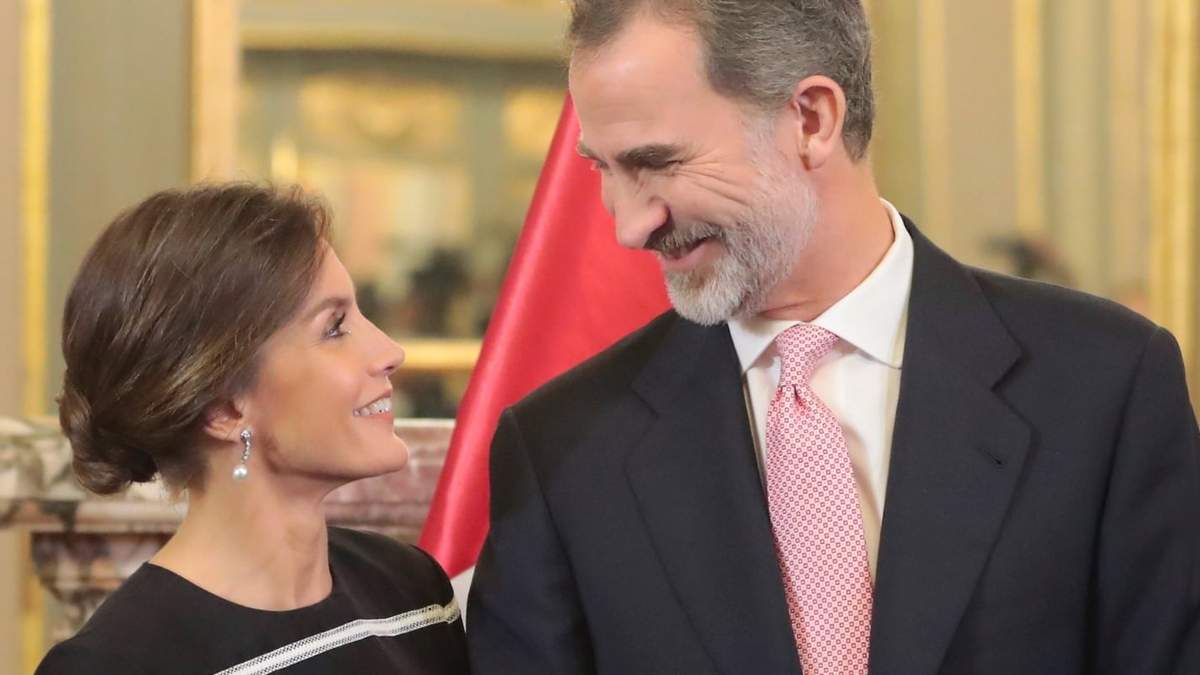 Rey Felipe sonríe ante Letizia. Fuente: (Instagram)