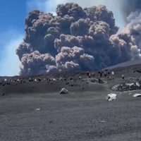 Una violenta erupción en el Etna desata pánico entre turistas en la isla italiana de Sicilia