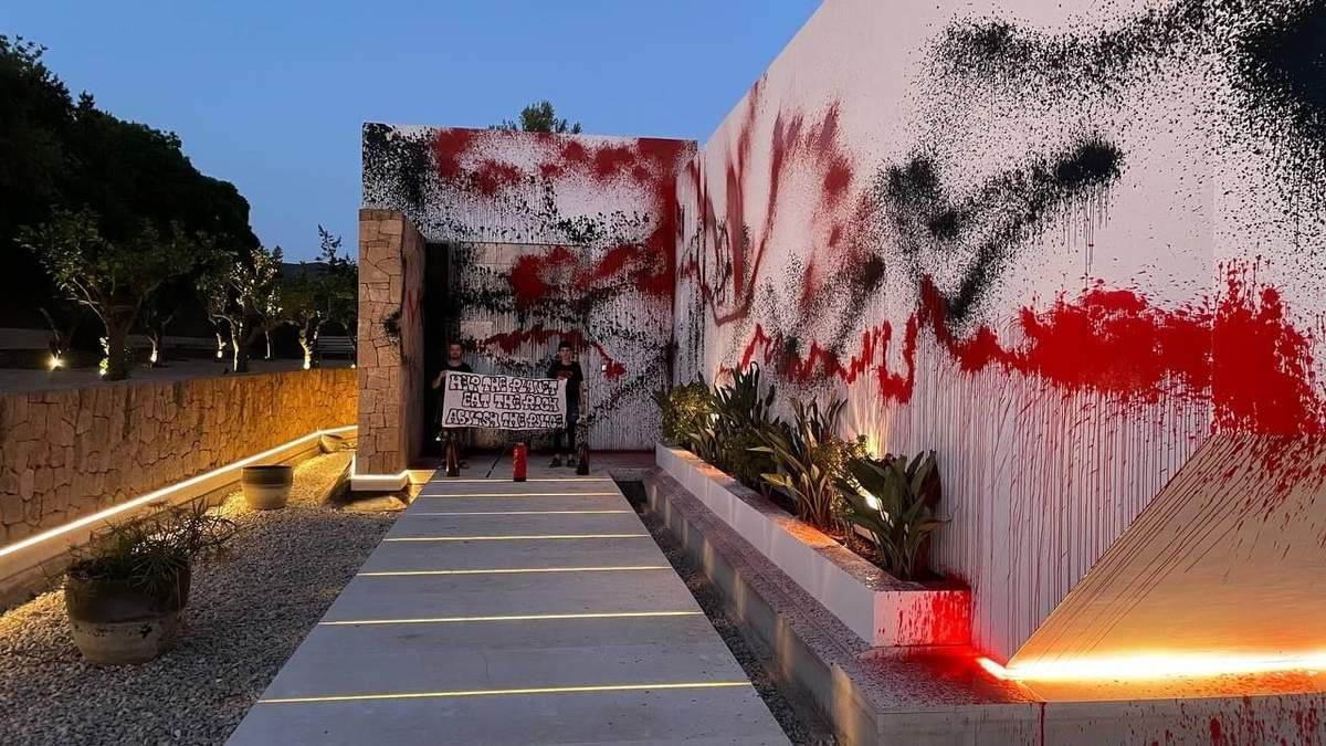 Activistas ambientales vandalizan casa de Messi en Ibiza (Video)