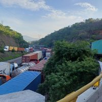 Cientos de transportistas quedan varados en acceso a Puerto de Manzanillo, uno sufrió un infarto