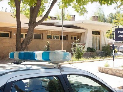 Insólito: vecinos de Centenario creyeron que eran petardos, pero baleaban una casa