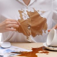 4 trucos infalibles para eliminar las 4 manchas más odiadas en la ropa