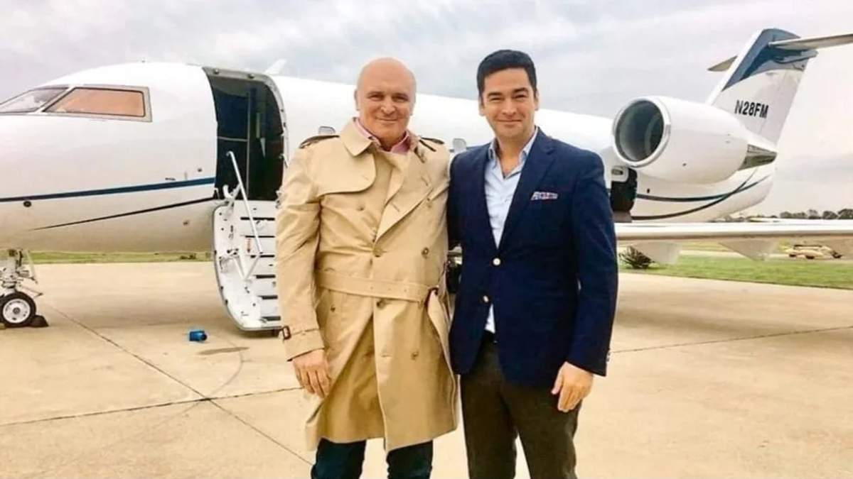 José Luis Espert en 2019 junto a Federico 'Fred' Machado y uno de los aviones del “empresario” detenido