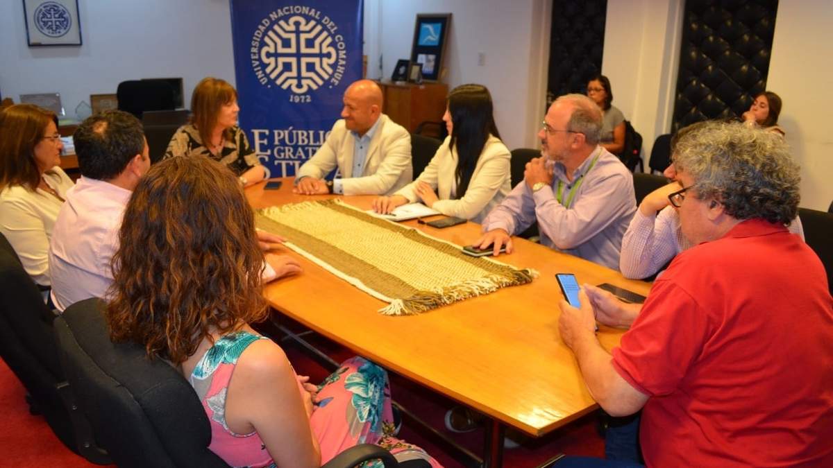 Autoridades de la UNCo y CALF en la firma de renovación del acuerdo. Fuente: (UNCO).