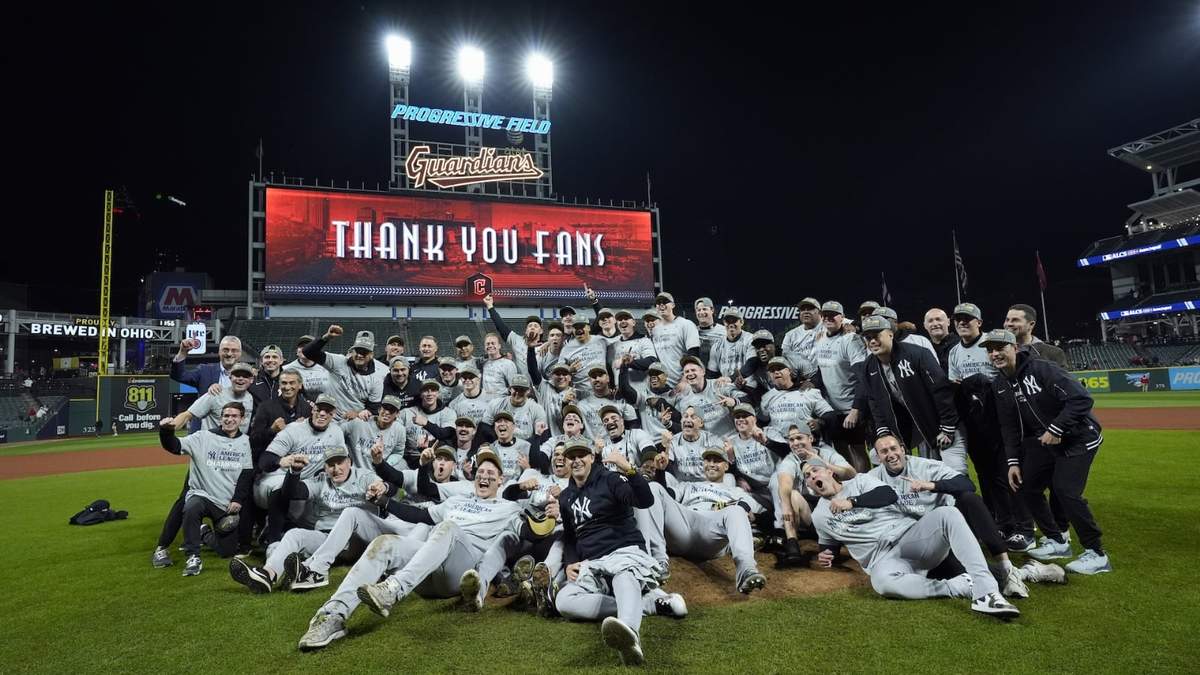 Los Yankees de Nueva York posan tras eliminar a los Guardianes de Cleveland