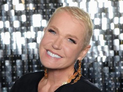 La que puede, puede: las icónicas botas de Xuxa con las que acompaña su excéntrico look total black