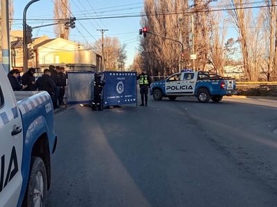 Un ciclista murió debajo de un camión en el Oeste de la ciudad de Neuquén
