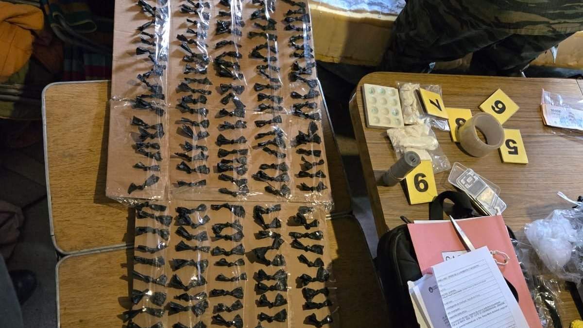 En los nueve allanamientos, fueron secuestradas varias dosis de drogas. Fuente (Policía de Neuquén)