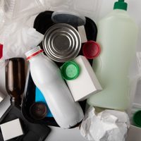 No tires los envases de plásticos y frascos vacíos: hacé esta divina caramelera para regalar o decorar tu casa