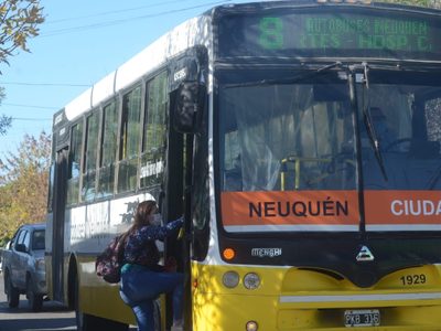 En reclamo de sus salarios, los choferes de Autobuses Neuquén definen nuevas medidas de fuerza