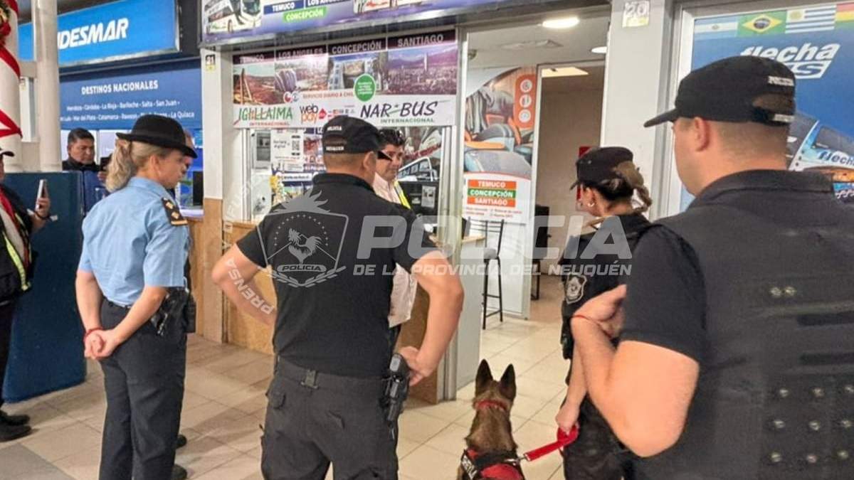 La Policía realizó el control de paquetes en la terminal de colectivos. Fuente (Policía de Neuquén)
